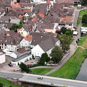 Drohnenbild vom Hotel, nebenan das Gästehaus und von der Weser