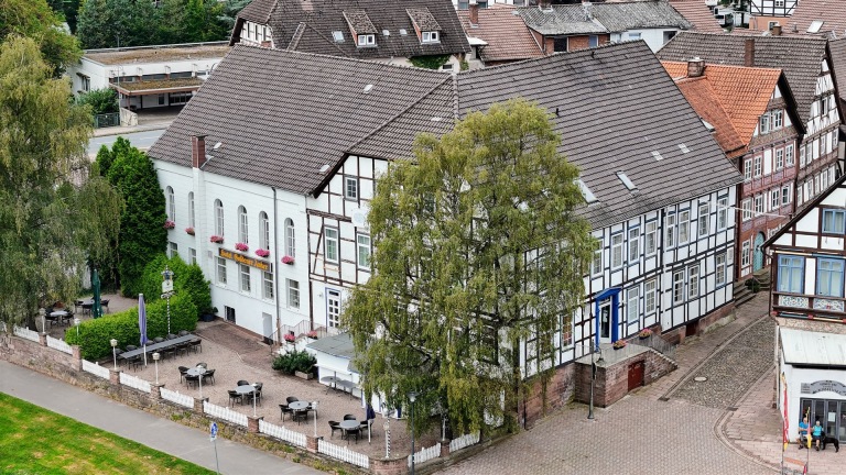 Luftbild vom Hotel und von der Weser